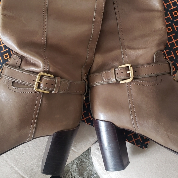 💫 Tory Burch: Musk Blair Logo Mid Heel Tall Leather Boots - Picture 4 of 14